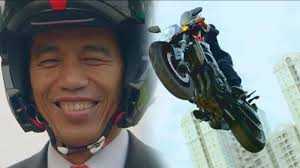 aksi freestyle Presiden Jokowi mengundang banyak ragam komentar (style.tribunnews.com)