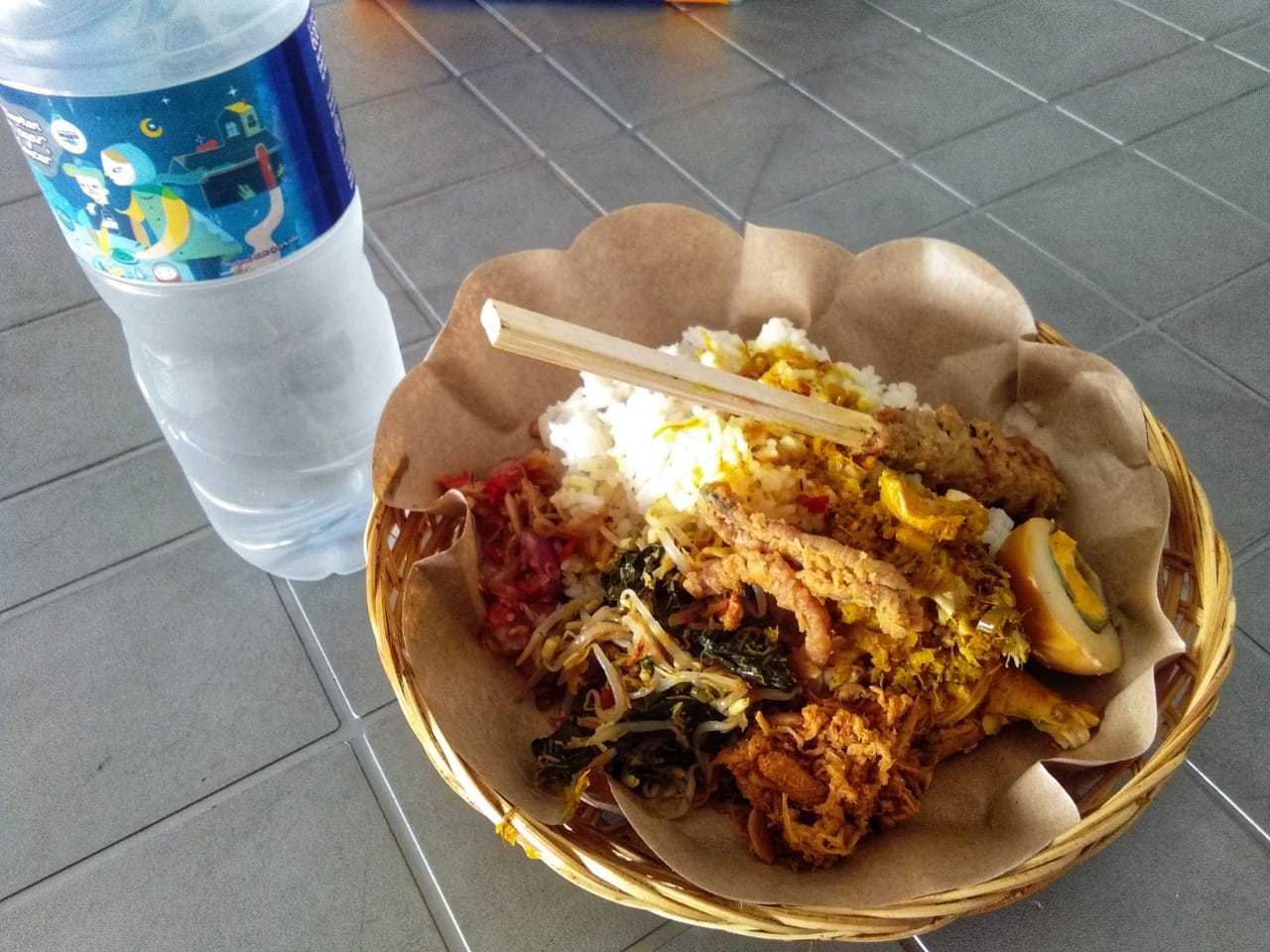 Nasi Campur Bali dengan Ayam Betutu dan Air Mineral Rp. 21K (DokPri).