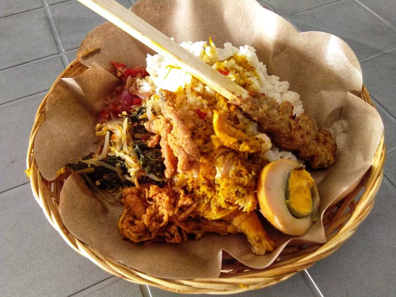 Nasi Campur Bali dengan Ayam Betutu(DokPri).