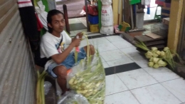 Kulit ketupat jelang Idul Adha laris terjual. Foto | Dokpri