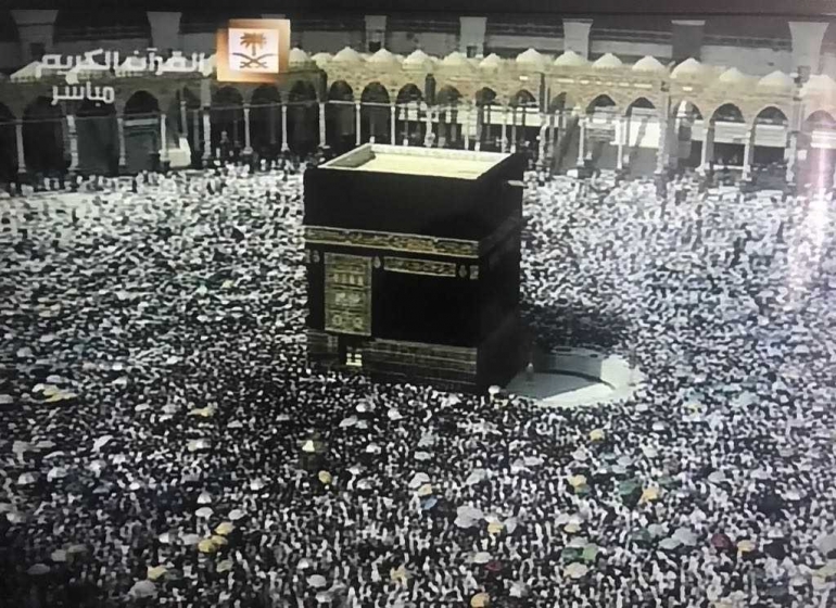 Jemaah haji sedang melakukan tawaf ifadah rukun haji di masjid haram Makkah, pada Selasa pagi, 10 Dzul-hijjah 1439H/ 21 Agustus 2018, pukul 09.00 local time Makkah (screen-shot siaran langsung stasiun AlQuran AlKareem, KSA)