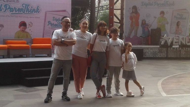 Keluarga Mona Ratuliu saat launching buku Digital ParenThink