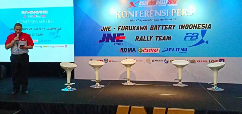 Deskripsi : Presiden Direktur JNE M Feriadi menjelaskan JNE memberikan dukungan terhadap Tim JNE- Furukawa Battery Indonesia Rally Team I Sumber Foto : dokpri