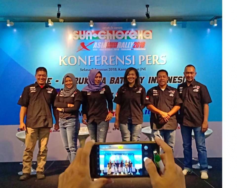 Deskripsi : Tim JNE- Furukawa Battery Indonesia Rally Team I Sumber Foto : dokpri