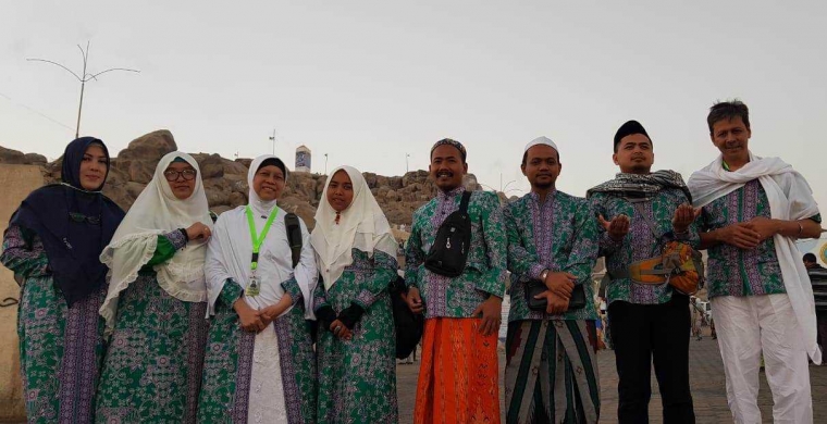 Rombongan Haji Khusus PT Manaya Indonesia mengenakan seragam Batik Nasional jemaah Indonesia