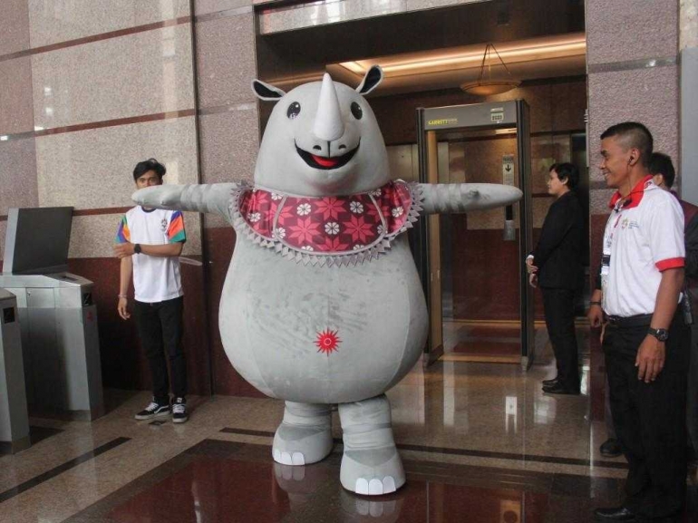 Maskot ASIAN GAMES 2018, 'kaka' hadir di kantor Sinar Mas.