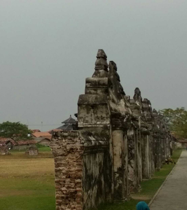 Sisa dinding yang mengelilingi keraton Kaibon (dok pri) 