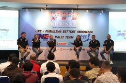 Tim Reli Indonesia JNE-Furukawa Battery didampingi manejer tim, Rudy Poa
