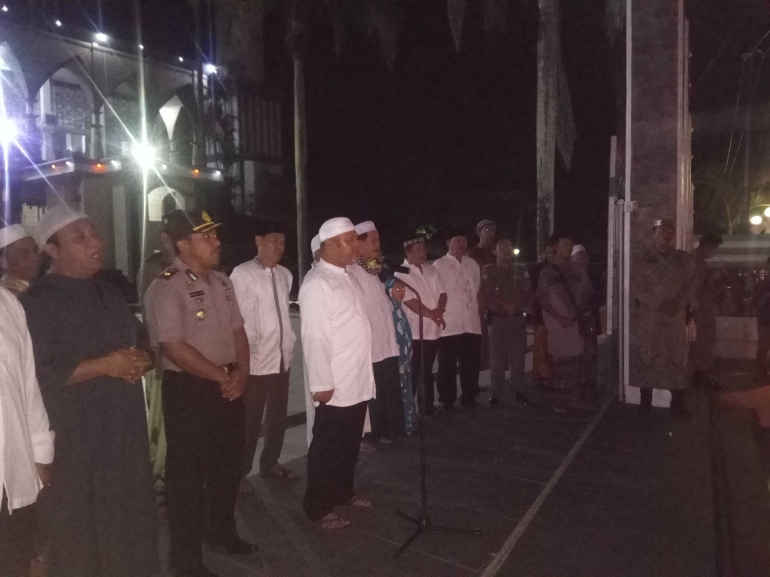 Sekda Bangka Akhmad Mukhsin melepas peserta pawai takbir menyambut Idul Adha dari depan Masjid Agung Sungailiat (dokpri) 