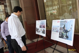 Pengunjung menyaksikan berbagai foto koleksi APP Sinar Mas terkait dukungan terhadap Asian Games 2018