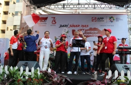Segenap petinggi APP Sinar Mas dan Sinar Mas Group menari poco-poco di panggung