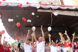 Managing Director Sinar Mas Saleh Husin, Director APP Sinar Mas APP Suhendra Wiriadinata, Staf Ahli Menpora Bidang Ekonomi Kreatif Jonni Mardizal, dan segenap elemen menerbangkan balon tanda dukungan penuh untuk Asian Games 2018