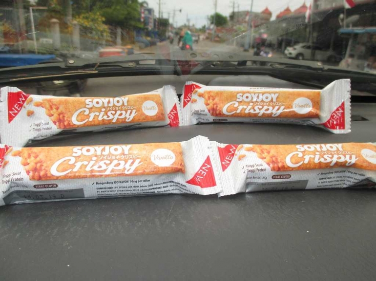 SOYJOY Crispy yang saya beli di supermarket sebelum rapat dimulai karena terlambat masuk kantor, he,he,he (dok pri).