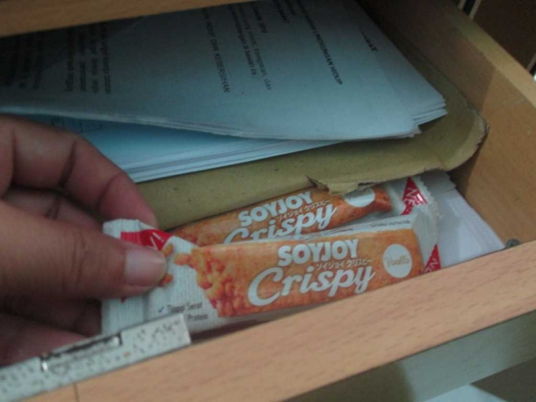 Karena hobi banget ngemil, saya selalu sediakan stock SOYJOY Crispy di laci meja kantorku (dok pri).