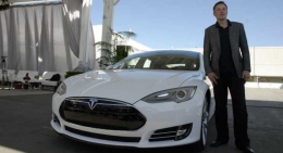 Elon Musk dan Tesla Model S (Sumber: autoevolution.com)