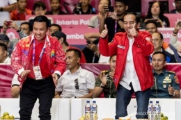 Ekspresi Jokowi saat menonton salah satu pertandingan Asian Games bersama Menpora (INASGOC).