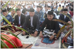 Pj Bupati Bantaeng (kedua dari kanan) mendengarkan Khutbah Idul Adha 1439 H di Alun-alun Pantai Seruni Bantaeng (22/08/2018).
