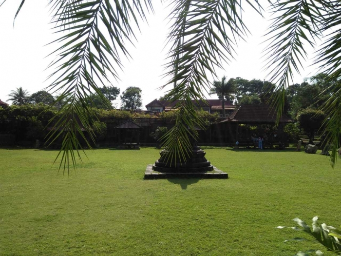 Hamparan rumput dengan candi buatan (dok.pribadi)