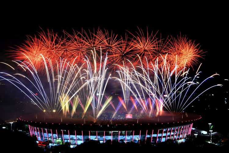 Pesta kembang api menyemarakkan Upacara Pembukaan Asian Games ke-18 Tahun 2018 di Stadion Utama Gelora Bung Karno, Senayan, Jakarta, Sabtu (18/8). INASGOC/Widodo S Jusuf/hp/18.(Widodo S Jusuf)