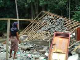 Pengungsi Gempa Lombok mengais sisa barang berharga yang mungkin masih tersisa di reruntuhan rumahnya (dok. Thio RELINDO Kota Bogor, 21-8-2018)