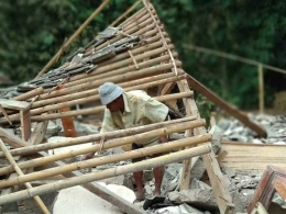 Pengungsi Gempa Lombok mengais sisa barang berharga yang mungkin masih tersisa di reruntuhan rumahnya (dok. Thio RELINDO Kota Bogor, 21-8-2018)