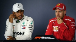 Lewis Hamilton (Kiri) dan Sebastian Vettel (Kanan) (Sumber: sportingnews.com)