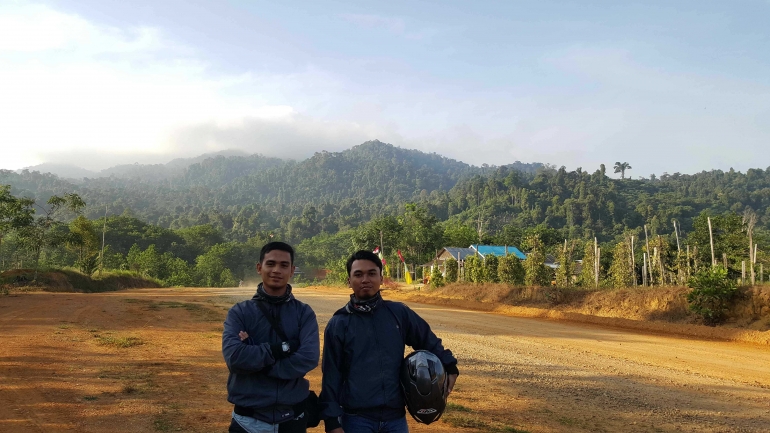 Wahyu dan Tedi dengan latar belakng pemandangan hutan di pegunungan yang jelas terlihat pada 11 Agustus. Sumber: Koleksi pribadi