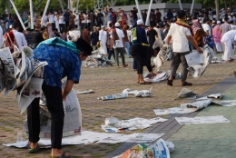 Salah seorang warga memunguti sampah (foto//dok pribadi)