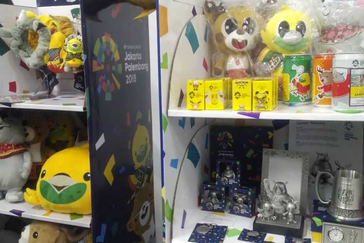 Sejumlah produk merchandise Asian Games 2018. Gambar diambil pada Rabu (30/5/2018).(KOMPAS.com/AMBARANIE NADIA)