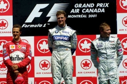 Ralf Schumacher (Tengah) bersama sang kakak, Michael (Kiri), dan Mika Hakkinen (Kanan) di podium GP Kanada 2001 (Sumber: motorsport.com)