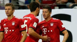 Lewandowski bersama skuat Bayern Munich (Foto Fourfourtwo.com)