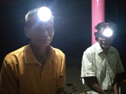 Masyarakat Mengkilau menggunakan head lamp sebagai penerangan jika berjalan di malam hari (Dokumentasi Pribadi)