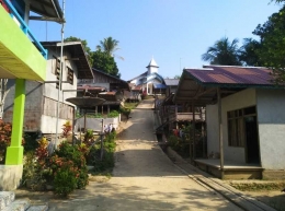 Kondisi rumah dan jalan di Dusun Mengkilau (Dokumentasi Pribadi)