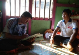 Wawancara dengan salah satu tokoh masyrakat di Dusun Mengkilau (Dokumentasi Pribadi)