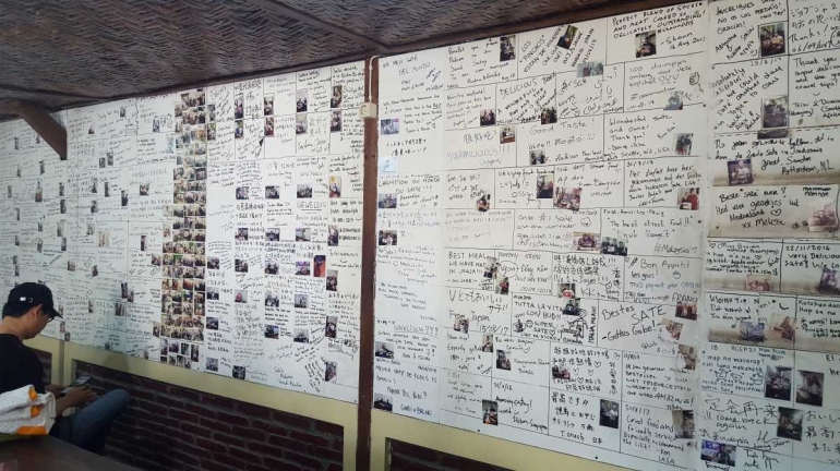 Sejumlah foto dan testimoni dari pengunjung mancanegara terpasang di dinding di dalam Warung Sate Ratu (dok. pri).