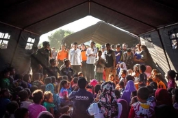 Presiden Joko Widodo (tengah) didampingi Gubernur NTB TGB Zainul Majdi (kedua kiri) berdialog dengan anak-anak korban gempa di Desa Madayin, Kecamatan Sambelia, Selong, Lombok Timur, NTB, Senin (30/7). Presiden Jokowi mengatakan pemerintah akan memberikan bantuan untuk perbaikan Rp 50 juta per rumah korban gempa yang mengalami kerusakan. 
