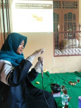 Pemalang (28/07) -- Anis Awaliyah (21) Tim II KKN Universitas Diponegoro 2018 Desa Gunungbatu sedang melakukan uji kimia sederhana menggunakan bahan dapur untuk mengetahui adanya bahan pengawet boraks pada makanan di desa Gunungbatu | dokpri