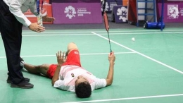 Anthony Ginting yang sedang kesakitan saat pertandingan beregu final, Asian Games 2018 di Istora Senayan (Lip. 6.com)