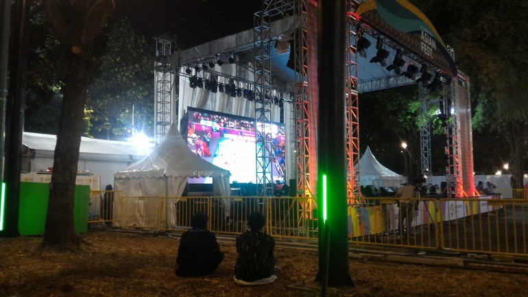Layar besar di panggung Asian Fest Zona Bhin-bhin yang menayangkan langsung Final Bulutangkis beregu putra