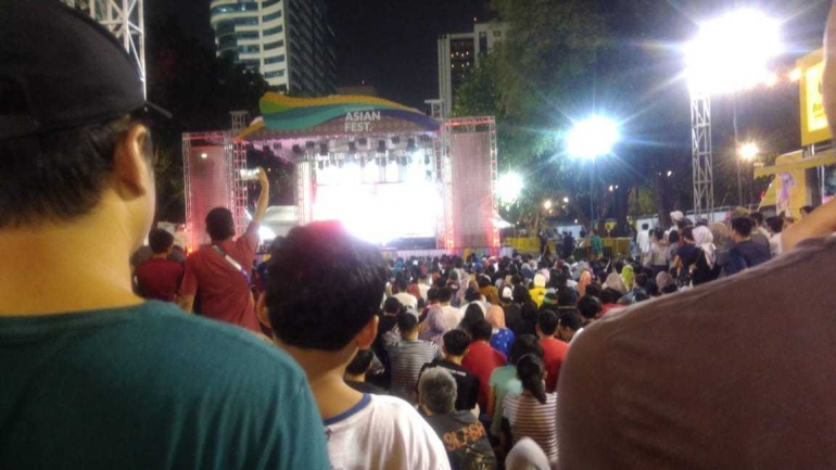 Supporter masih bertahan menyaksikan dari layar besar di Asian Fest Zona Bhin-bhin.| Dokumentasi Agustri