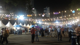 Suasana Asian Fest yang masih ramai dipadati pukul 22.30 WIB
