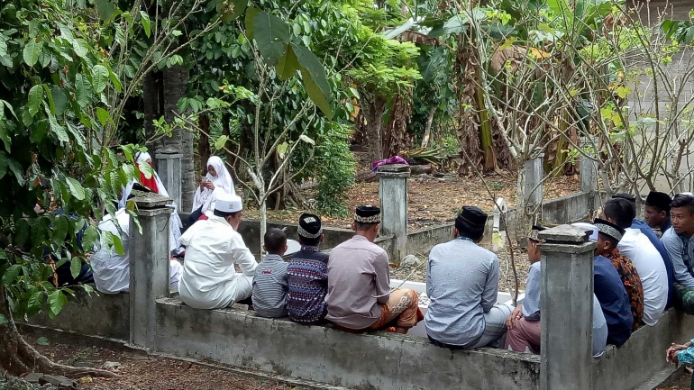 Warga di sebuah desa di Kabupaten Pidie sedang berziarah ke makam keluarga mereka sesaat setelah melakukan shalat hari raya. (dokumentasi pribadi) 