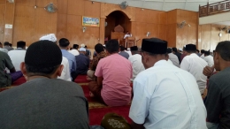 Para Jemaah Tekun dan Khidmat mengikuti pembacaan khutbah di Masjid Kecamatan Padang Tiji (dokumentasi pribadi) 