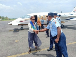 Menteri Susi Mengenakan Blus jumat siang mendarat ke pulau Natuna