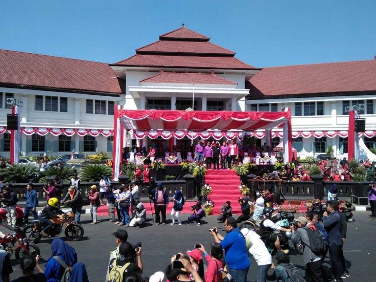 Plt Walikota Malang Drs.H. Sutiadji membuka acara Festival Kendaraan Hias 2018 (dok.pribadi)