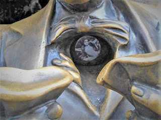 Patung Masoch Ini Penuh Dengan Symbol Symbol Seperti Gambar Wanita Dibawah Dasi Ini
