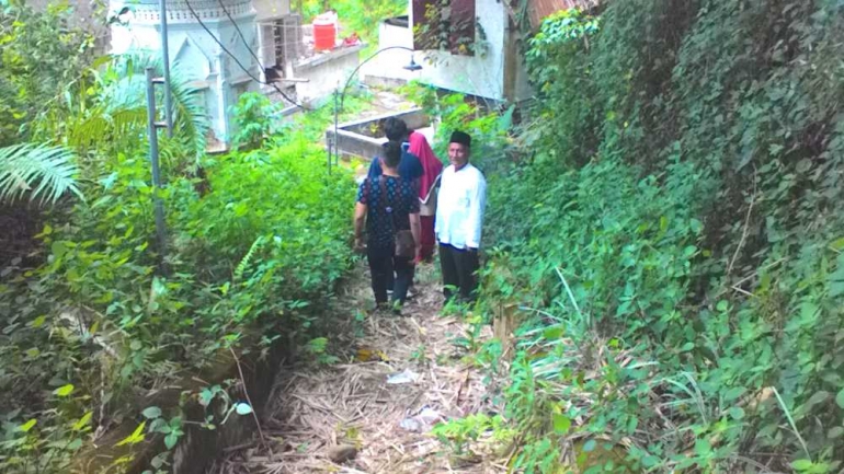 JALAN berupa jenjang beton yang tidak terawat. (DOK. PRIBADI)