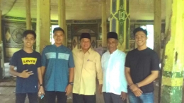 PENULIS (dua dari kiri) bersama pemuka warga dan mahasiswa Unand yang melihat kondisi terkini masjid kuno di Ampanggadang. (DOK. PRIBADI)