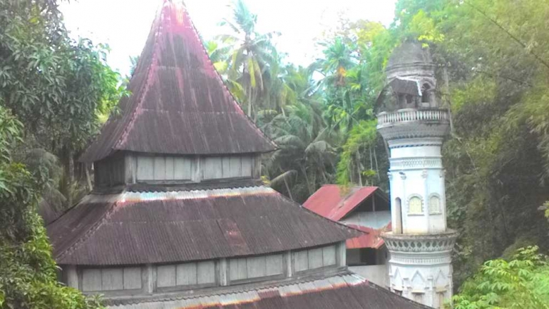 MASJID tua di Jorong Ampanggadang, Limapuluh Kota, dengan atap berundak-undak. (DOK. PRIBADI)