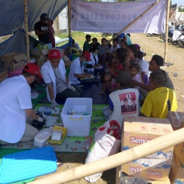 Tim Medis LPJKN sedang melayani pemeriksaan kesehatan para korban gempa di Posko Dusun Karanglangu Desa Tanjung Kab. Lombok Utara (dok. pribadi)